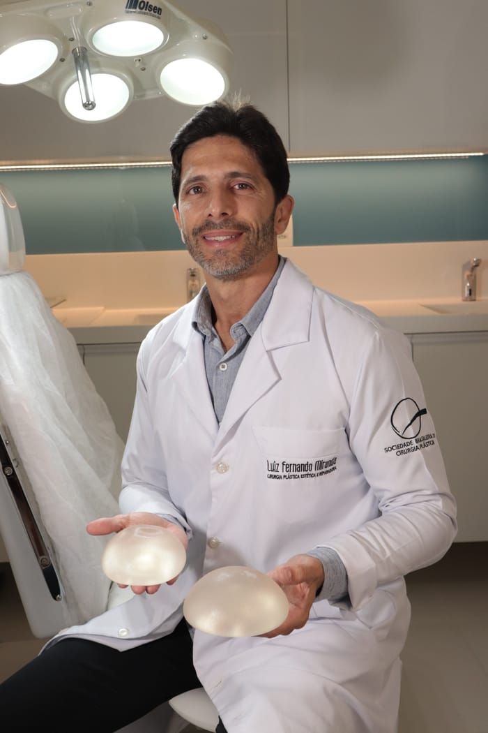 Dr. Luiz Fernando Pinho Miranda no centro cirúrgico